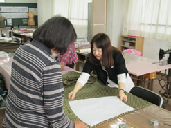 生地の上に型紙を置きます。(1)